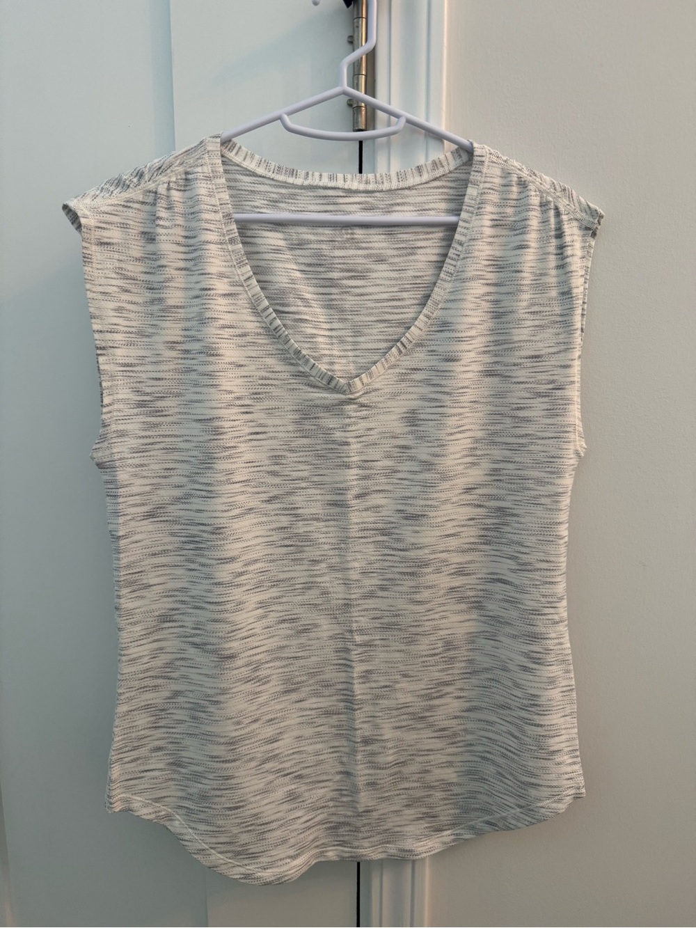 Lululemon Sleeveless V-Neck Women’s Top in Heathered Light Gray